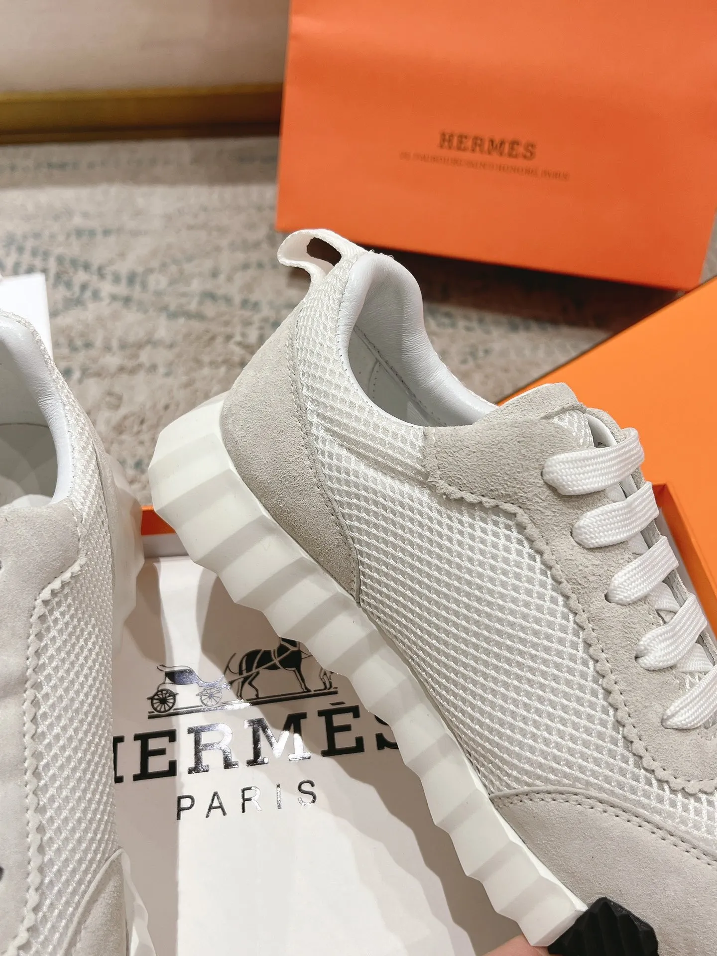 👟👟Ex-factory price 640👟👟 ‼ ️Top version 2024ss Hermès/Hermès new arrival in early autumn, casual shoes for couples👟Color-blocking design MM style, advanced fashion, simple and advanced, casual matching, very light and comfortable on the feet 🔘Upper: suede/cowhide 🔘Inner: sheepskin 🔘Outsole: original PU foam molding outsole 🔘Number of sizes: Women’s size 35-42 (40.41.42, custom made, non-refundable) Men’s size 39-46 (45.46, custom made, non-refundable) 🎁Original exquisite packaging